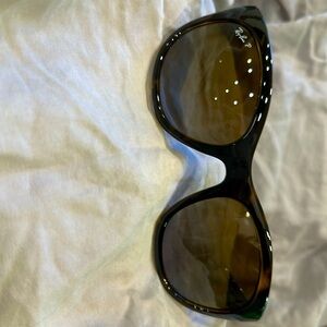 Ray-ban polarized sunglasses. Frame:light Havana. Lens:brown gradient.